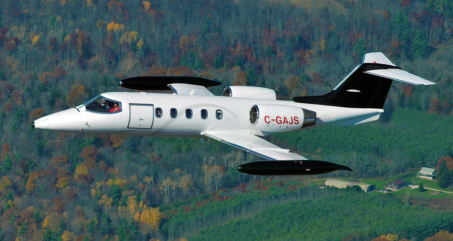 bombardier learjet airborne